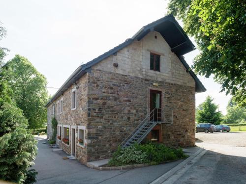 Modern Cottage with Private Garden in Waimes的门面或入口