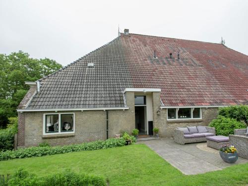 MolkwerumModern Farmhouse in Molkwerum near the Lake的院子里的砖屋,配有沙发