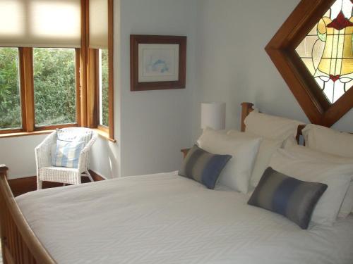 马丁伯勒One Panama的卧室配有带枕头的白色床和窗户。