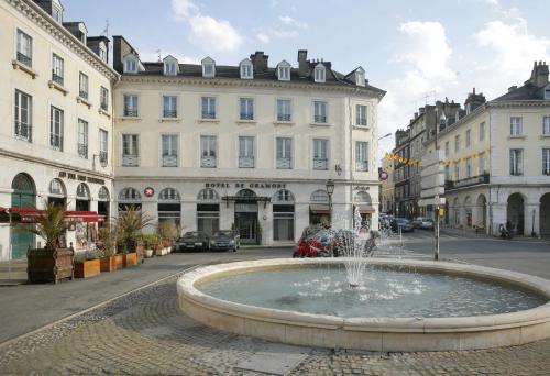 波城Hotel De Gramont的街道中央的喷泉