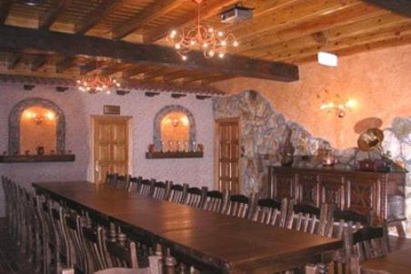 Aldeanueva de Ebro塞帕旅馆的大房间设有一张大桌子和椅子