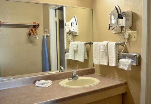 斯蒂芬维尔克罗斯廷伯斯美国最有价值旅馆的浴室配有盥洗盆、镜子和毛巾