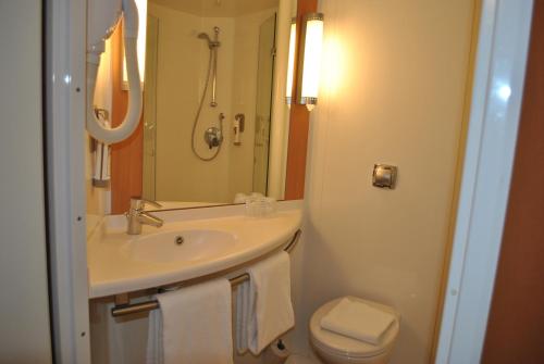 勒普赞卢耶勒普泽宜必思酒店的一间带水槽和卫生间的浴室
