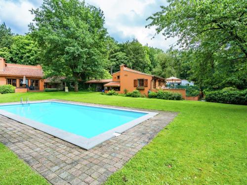 Zichemsveld斯特洛克博森酒店的一座房子的院子内的游泳池
