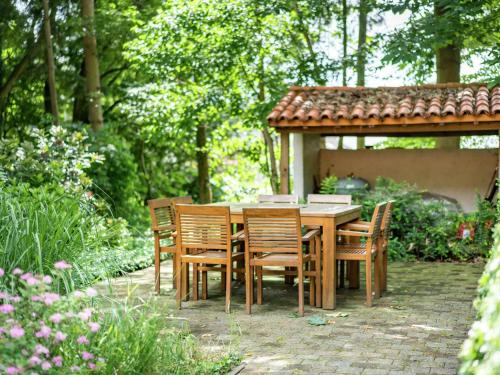 Zichemsveld斯特洛克博森酒店的花园里的一张木桌和椅子