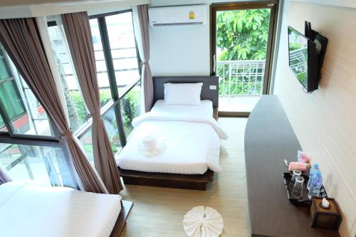 丽贝岛A+豪华酒店的一间带两张床的卧室和一个阳台