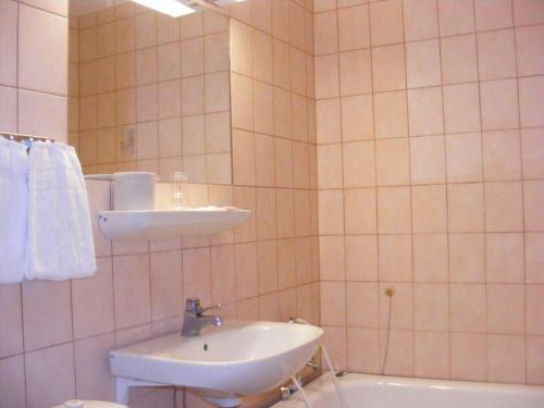 马尔默大陆马尔默酒店的浴室配有盥洗盆、卫生间和浴缸。