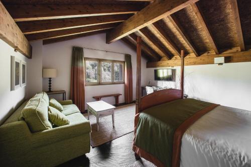 Larrauri艾罗拉巴里乡村民宿的一间卧室配有一张床和一个沙发