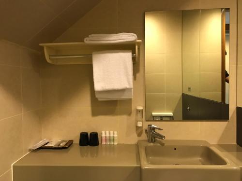 新加坡Siloso Beach Resort - Sentosa的一间带水槽和镜子的浴室