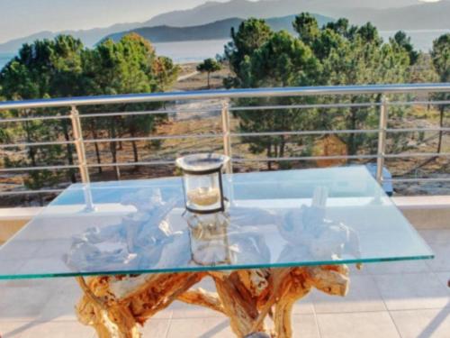 克拉默特Belvedere Κeramoti的阳台顶部带蜡烛的玻璃桌