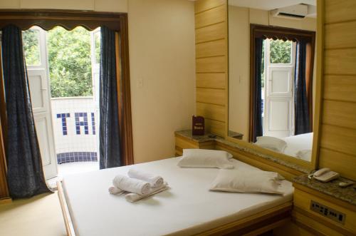 里约热内卢Hotel Hostal (Adults Only)的一间卧室配有一张床和一面大镜子