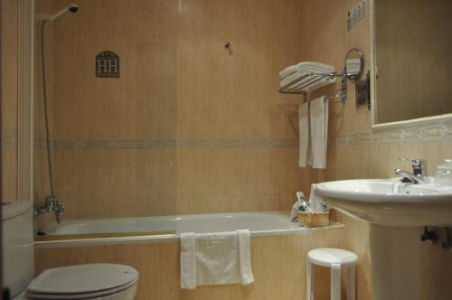 奥利文萨海莱德罗酒店的带浴缸、卫生间和盥洗盆的浴室