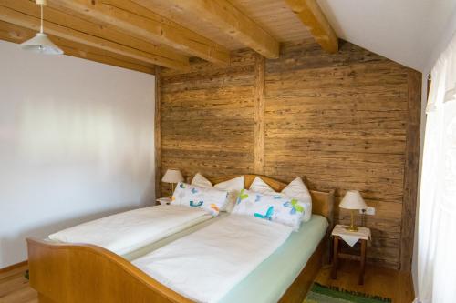 FrankenburgBiohof Schmidbauer的木墙客房的一张床位