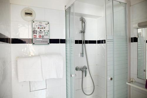 巴黎德拉图尔酒店 的带淋浴的浴室和玻璃门