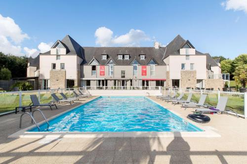 埃皮尼亚克Les Ormes Domaine et Resort的一座大房子前面的游泳池