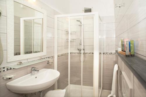 蒙特罗索阿尔马雷斯泰拉德拉马瑞娜酒店的白色的浴室设有水槽和淋浴。