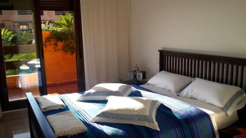 EsteponaApartamentomirada的一间卧室配有带毛巾的床
