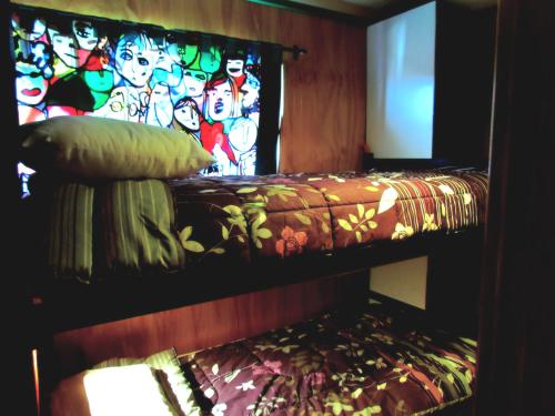 瓦尔帕莱索La Casa Azul Hostel的一间卧室配有一张带彩色玻璃窗的床
