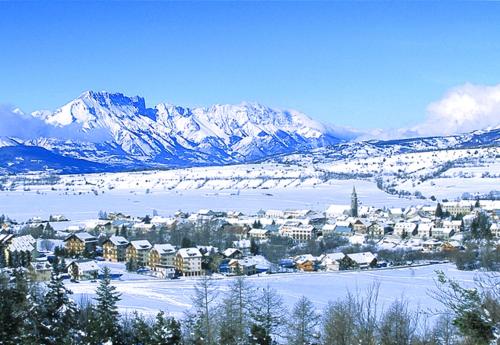 昂塞勒Lamour的山地下雪的小镇