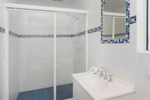 黄金海岸Sunshine Beach Resort的白色的浴室设有水槽和淋浴。