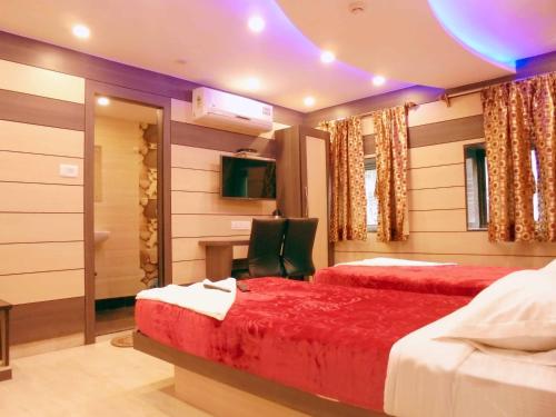 加尔各答大西部酒店的酒店客房设有两张床和电视。