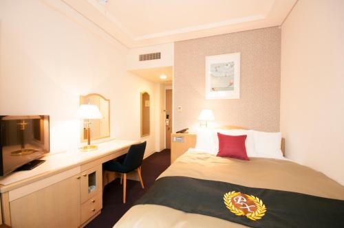 八户市八户帕奈克斯格兰德帕克酒店的配有一张床和一张书桌的酒店客房