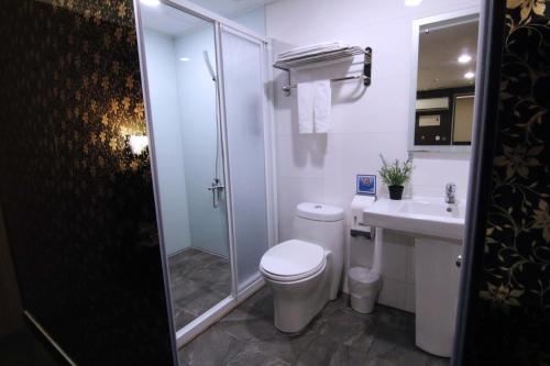 台北陆号行旅万年馆的浴室配有卫生间、淋浴和盥洗盆。