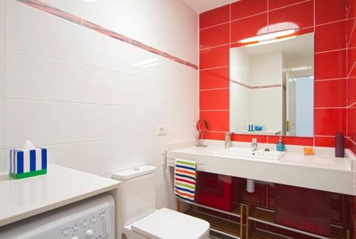 普拉亚布兰卡Playa Flamingo B的一间带水槽、卫生间和镜子的浴室