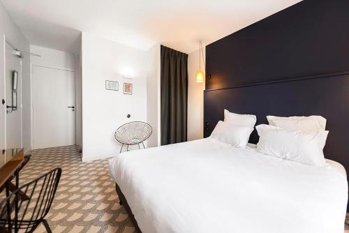 欧里亚克德斯卡默斯酒店的酒店客房设有一张大床和一张书桌。