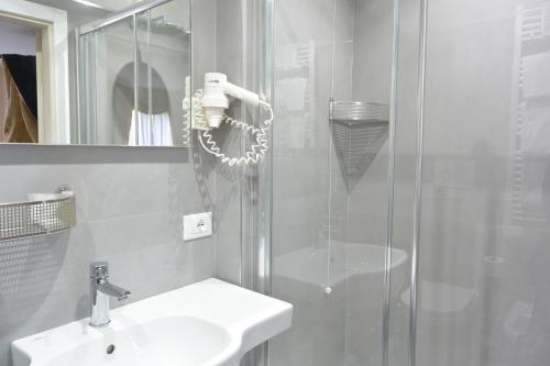 威尼斯圣祖立安酒店的带淋浴、盥洗盆和镜子的浴室