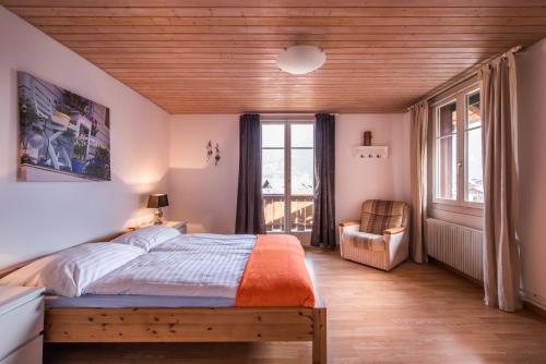 因特拉肯Chalet Cecile的一间卧室设有一张木天花板床。