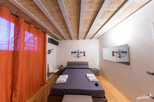 加拉托内拉特瑞迪卡特萨安娜住宿加早餐旅馆的配有两张床和橙色窗帘的房间