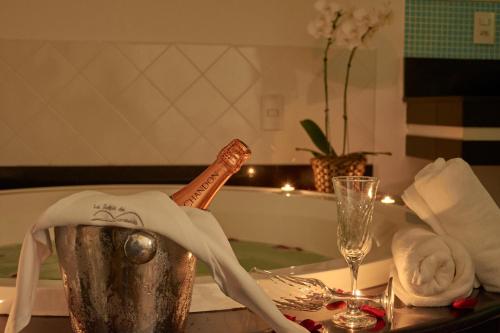 巴哈古拉提巴勒莱玛拉姆拜亚酒店的桌子上桶装一瓶香槟