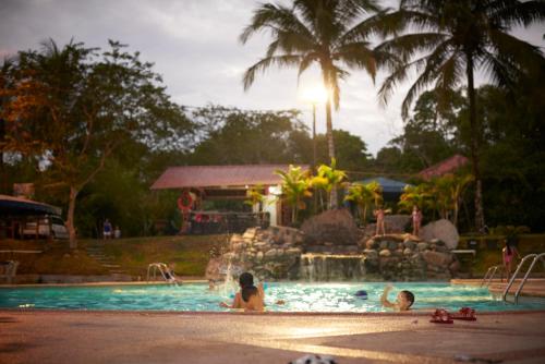 LoretoHostería Ojo de Agua的一群人在度假村的游泳池里