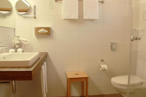 维尔德斯韦尔Chalet-Gafri - BnB - Frühstückspension - Service fast wie im Hotel的白色的浴室设有水槽和卫生间。