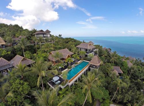 湄南海滩Four Seasons Resort Koh Samui的享有度假胜地的空中景致,设有游泳池和海洋