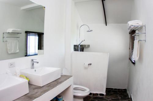 涛岛卡罗别墅的白色的浴室设有水槽和卫生间。