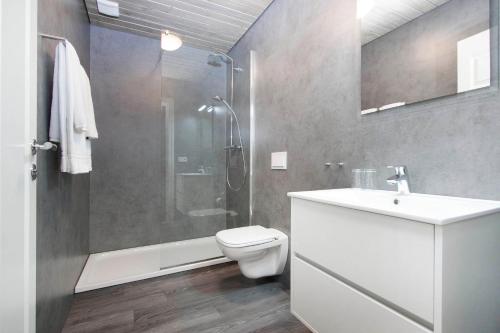 Stapi阿纳斯塔皮旅馆的浴室配有卫生间、盥洗盆和淋浴。