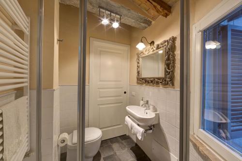 帕尔马Le Stanze di Rigoletto的一间带卫生间、水槽和镜子的浴室