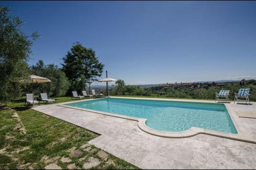 托里塔迪谢纳Villa Scianellone的庭院内的游泳池,带椅子