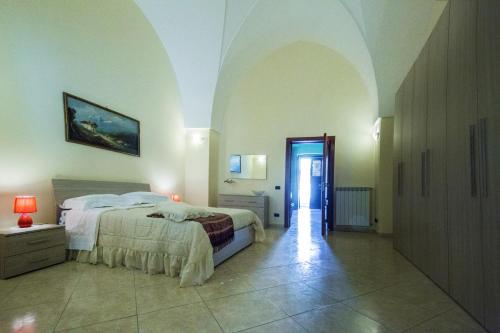 科佩尔蒂诺Casa Annette的一间大卧室,配有一张床和一个走廊