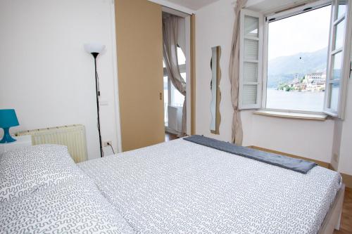 奥尔塔圣朱利奥-Ortaflats- Appartamento Gli Archi的一间卧室设有一张床和一个窗口