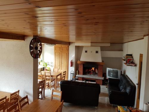 博维茨Hostel Bovec的带沙发和壁炉的客厅