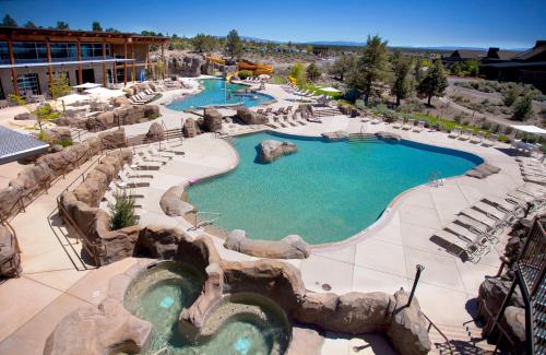 鲍威尔比尤特布拉萨达牧场酒店的享有度假村游泳池的空中景致