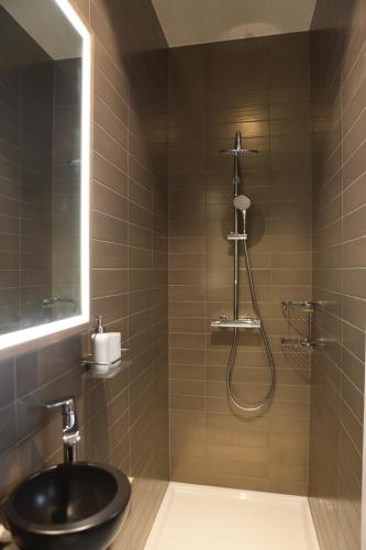 根特采文维杰达恩公寓的一间带黑色水槽和淋浴的浴室