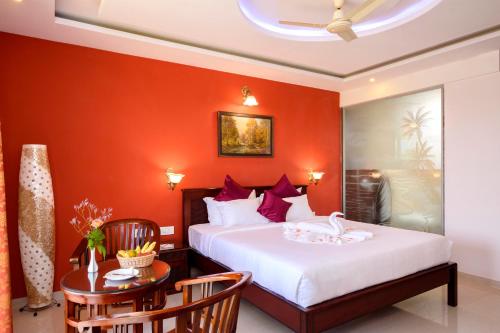 马焦茹达Praia Da Oura - Boutique Resort的一间卧室配有一张床和一张桌子及椅子