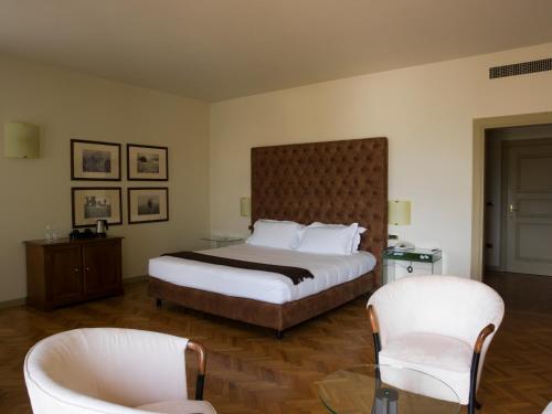 黎莱斯佛兰切柯尔塔酒店客房内的一张或多张床位
