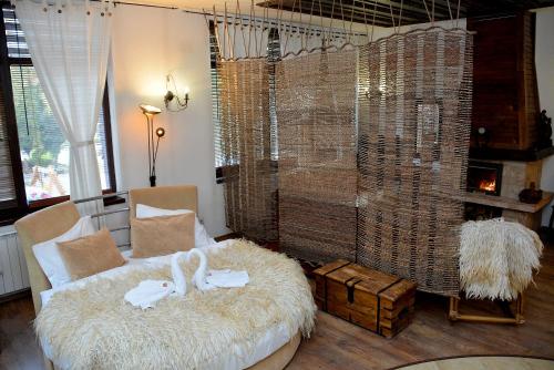 Momini Dvori Boutique Guest House客房内的一张或多张床位