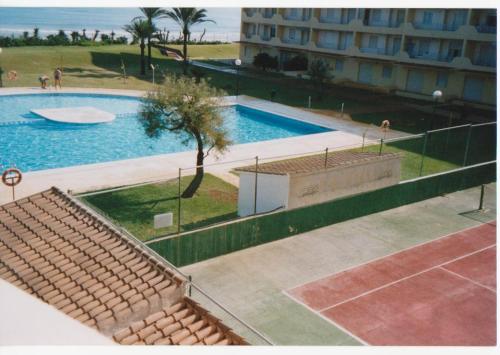 德尼亚Marina Racons Edificio Leo的享有度假村游泳池的顶部景致