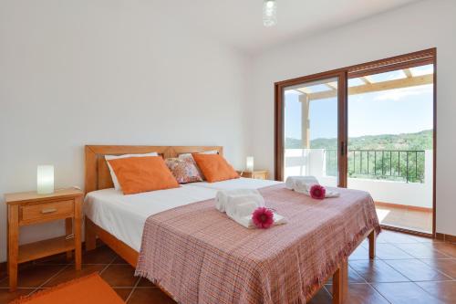 埃斯托伊蒙地大里贝拉农家乐的一间卧室设有一张床和一个大窗户